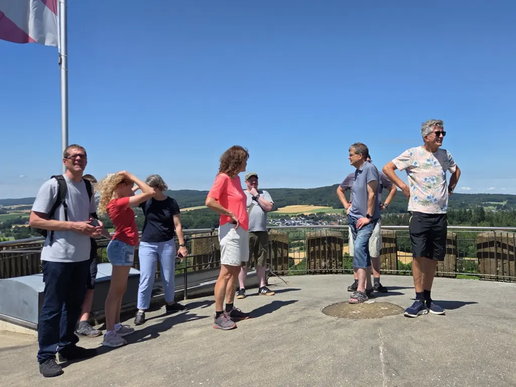 Hitze, Fackeln & Kultur: Unser Vereinsausflug zum Jubiläumslauf in Borgholzhausen aussicht ins sauerland
